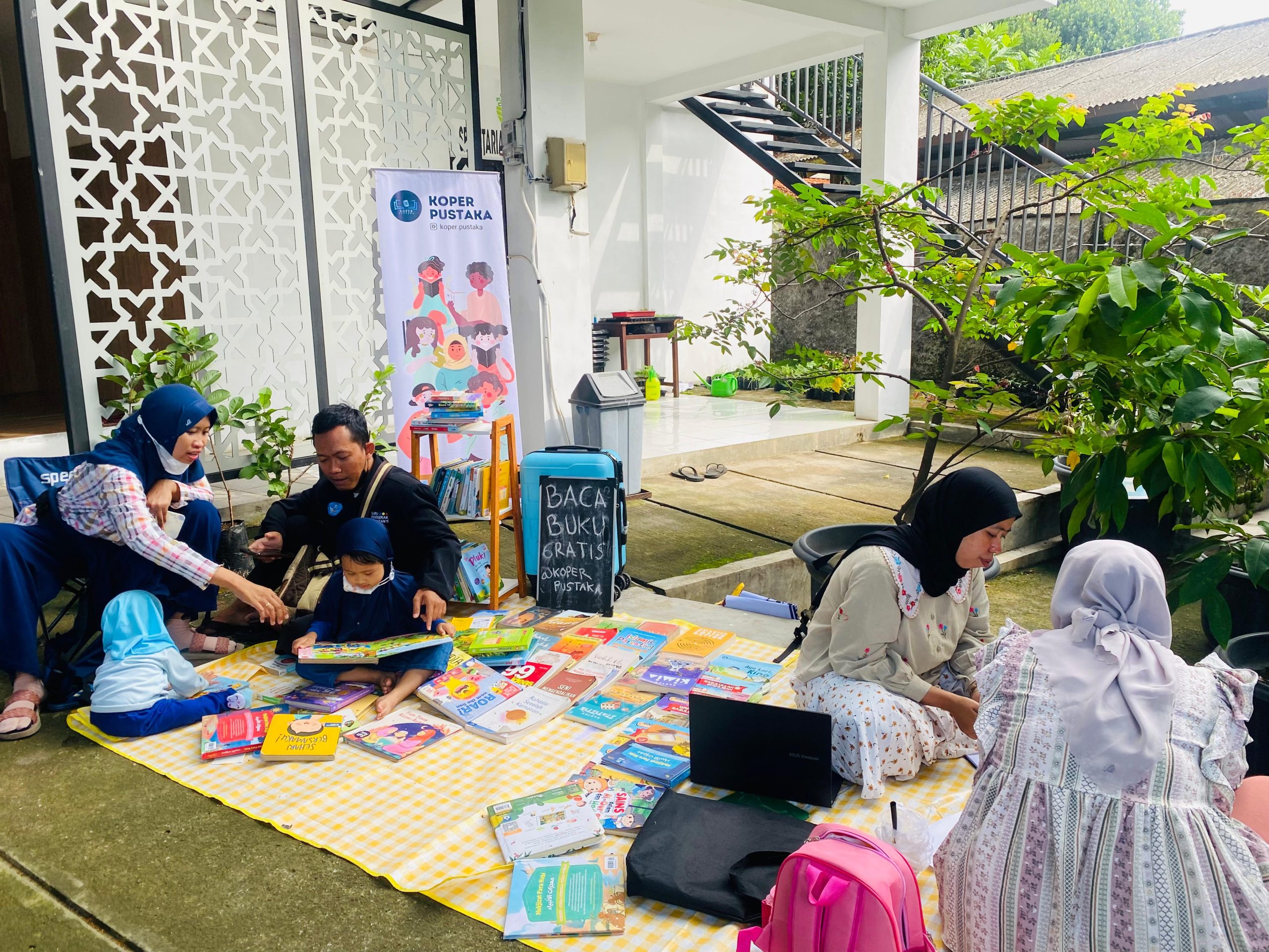 Gerakan Literasi Koper Pustaka : Membudayakan Minat Baca di Kalangan Anak-Anak