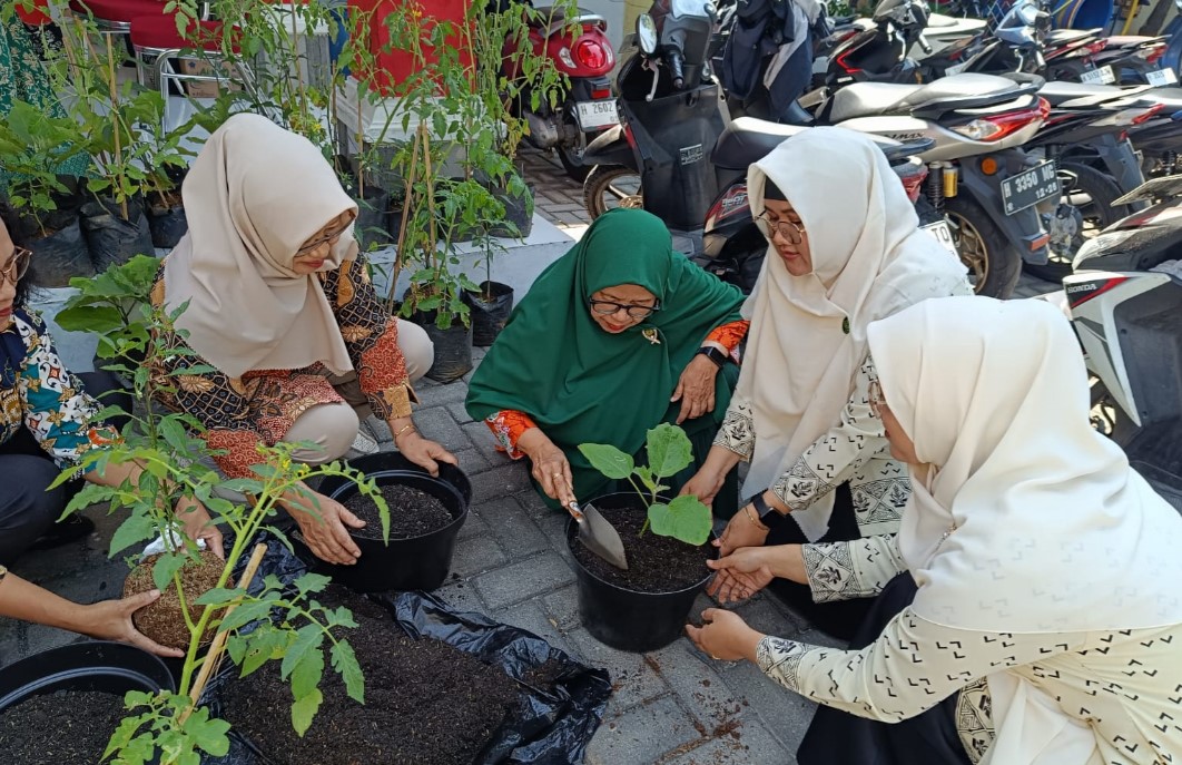 “Ibu Jaga Bumi” PDNA Kota Semarang: Ubah Sampah Jadi Berkah, Hijaukan Lingkungan!
