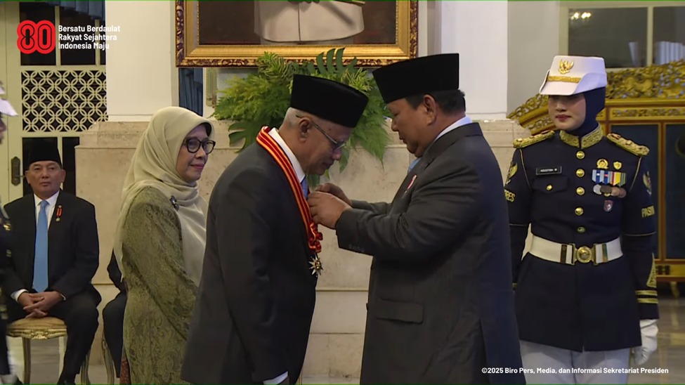 Ketua dan Sekum PP Muhammadiyah Terima Bintang Mahaputra Utama