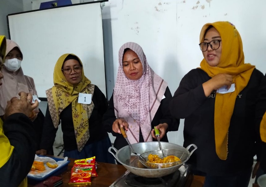Mahasiswa UNIMUS Ubah Limbah Jagung Jadi ‘Corn Ribs’ dan Teh Berkhasiat, Dongkrak Ekonomi Warga Demak