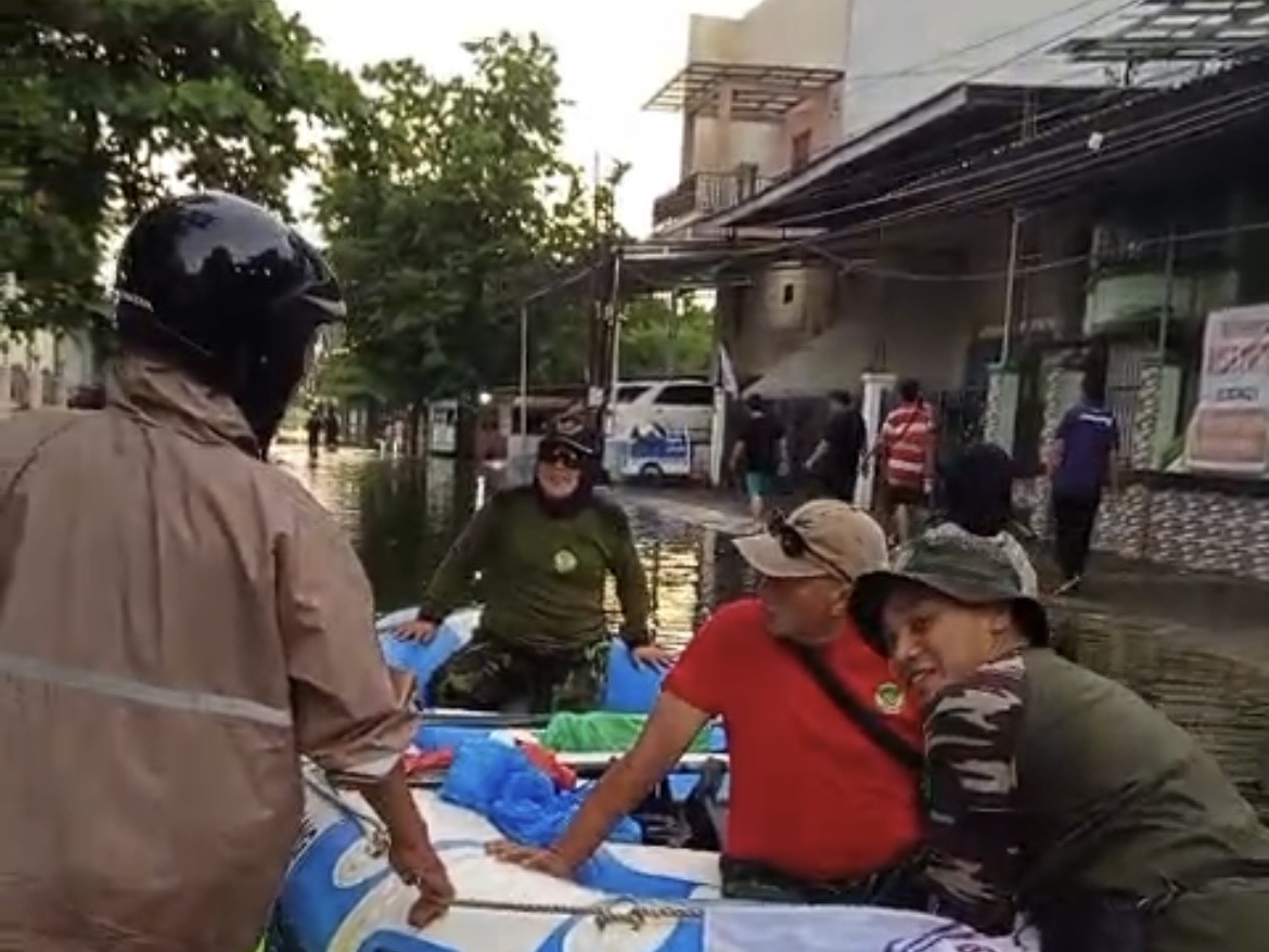 Aksi Nyata Pemuda Muhammadiyah: Terjun Langsung Evakuasi Korban dan Bersihkan Sekolah Terdampak Banjir Semarang