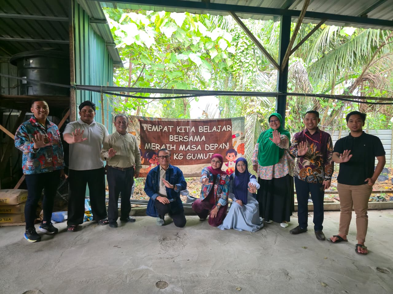 Tak Disangka, Dua Mahasiswa KKN Unimus di Pedalaman Malaysia Dikunjungi Langsung KBRI dan Pertamina!