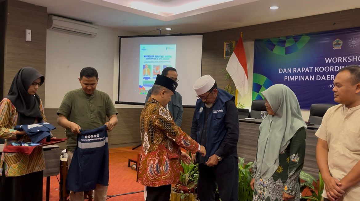 Diberi Rompi dan ID Card Media, Kakek 70 Tahun Ini Resmi Jadi ‘Wartawan Muhammadiyah’