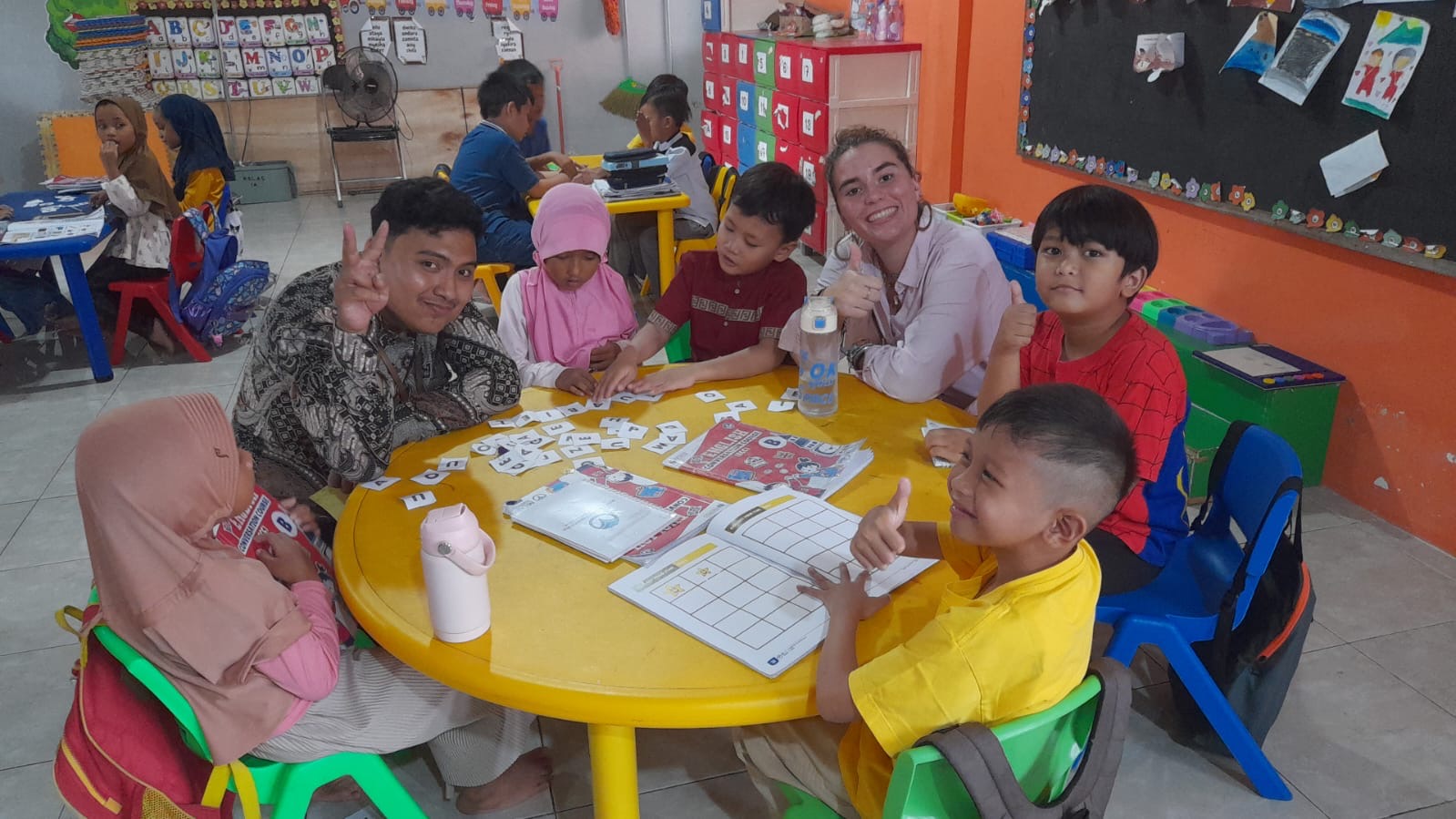 Metode ‘Cair Dobrak Kebekuan’: Siswa SD Aisyiyah SBH Semarang Ngakak Belajar Inggris Bareng Guru Prancis-Maroko!