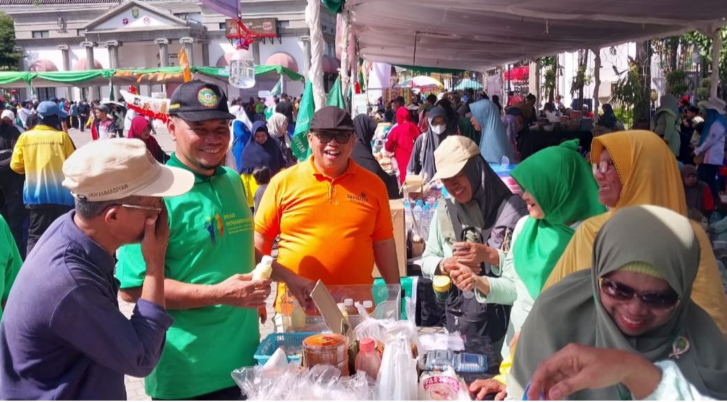 Bazzar UMKM binaan Muhamamdiyah si MIlad ke-113 PDM Kota Semarang diserbu masyarakat. Para pedagang raih omzet besar.