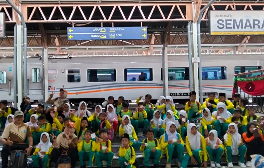 Belajar di Luar Kelas: Serunya Siswa SD MUHATEN Susuri Stasiun Tawang hingga Ngrombo