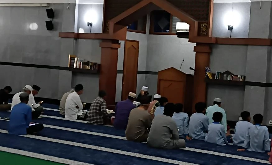 KH Musman Tholib mengajar kajian tafsir di depan siswa SD di Masjid Raya Candi Lama Semarang
