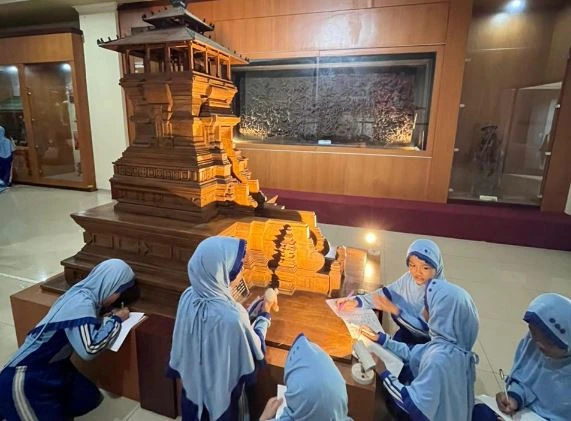 Cara Seru Siswa SD Muhammadiyah Belajar Budaya di Museum Ranggawarsita
