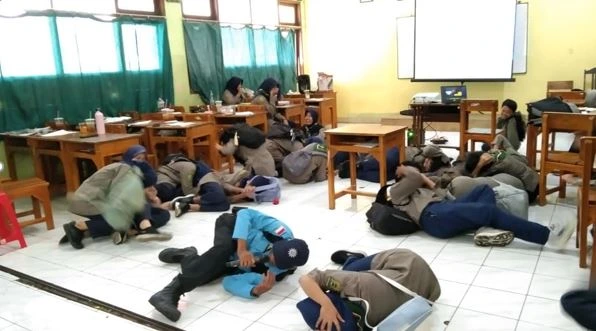 “Gempa” Datang Tiba-tiba, Ratusan Siswa SMP Muhammadiyah Selamatkan Diri di “Bunker Mini”