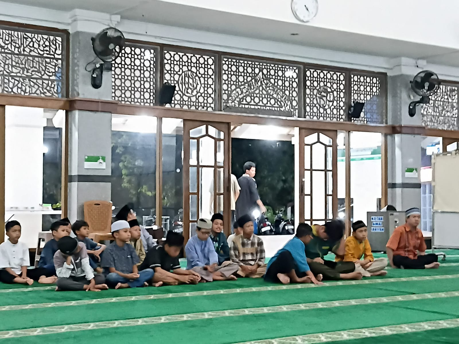 anak anak mendengarkan kajian