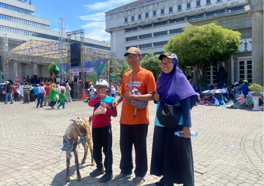 Hadiah “Bernyawa” di Milad ke-113 Muhammadiyah, Erna Pulang Menuntun Kambing dari Jalan Sehat Semarang
