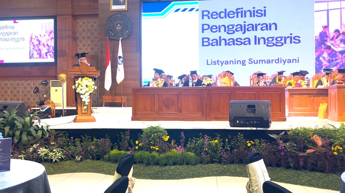 Tangis Haru, Persembahan Gelar Guru Besar untuk Sang Ayah Berusia Satu Abad