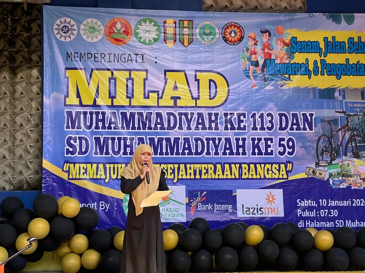 Ketua panitia memberikan sambutan dalam Peringatan Milad Muhammadiyah ke-113 dan Milad SD Muhammadiyah 05 Semarang ke-59 bertema Memajukan Kesejahteraan Bangsa yang fokus pada pendidikan karakter.