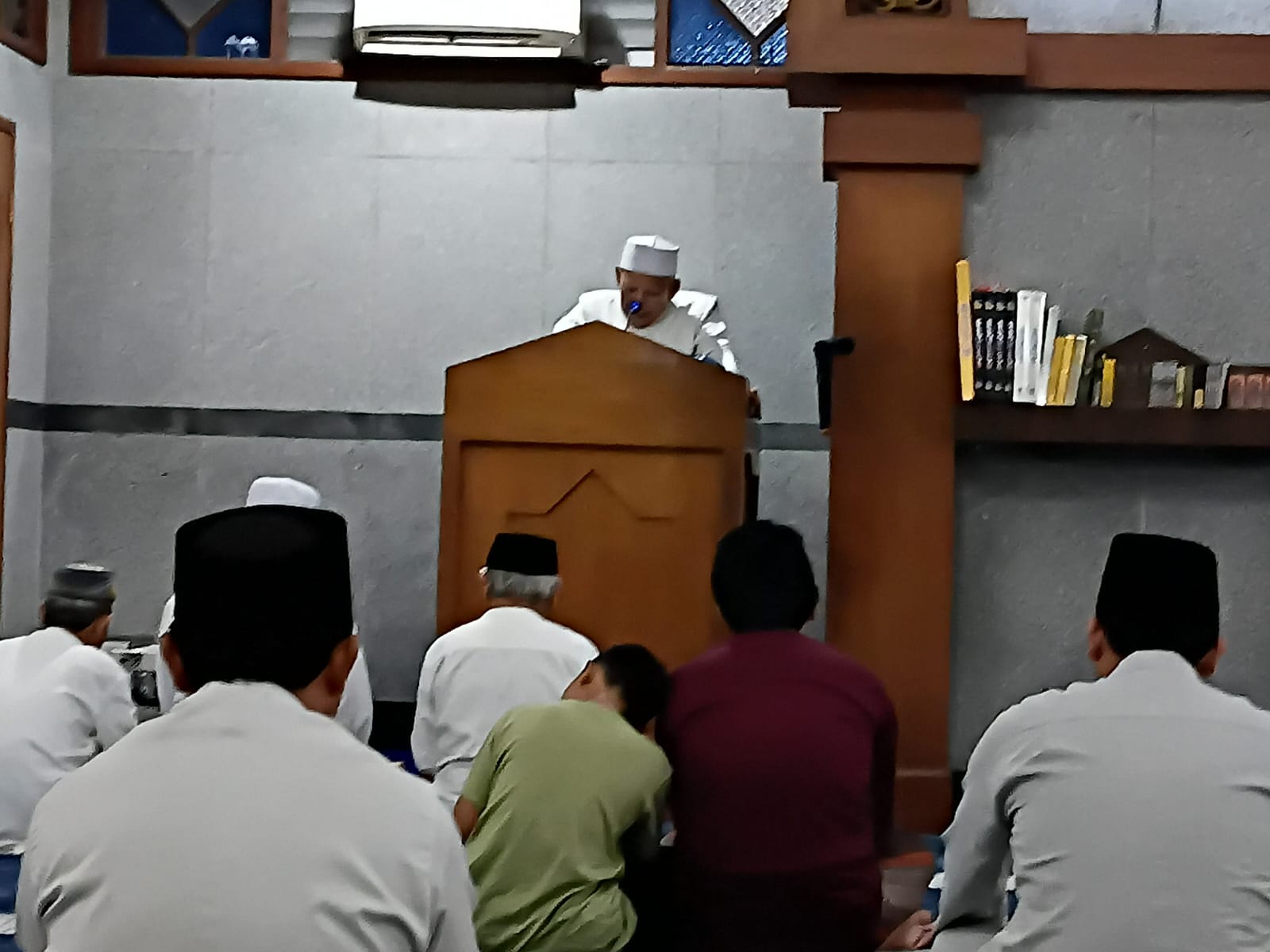 Ustadz Drs. KH. Musman Tholib, M.Ag. sedang memberikan kajian di balik mimbar kayu di Masjid Raya Candi Lama Semarang, dihadiri oleh jamaah pria yang duduk menyimak dari arah belakang