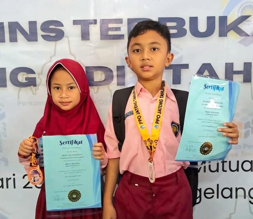 Erlangga Bagas Waskitho dan Nastiti Mulya Waskitho, kakak-beradik siswa SD Muhammadiyah Plus Semarang, memegang sertifikat dan medali perunggu Matematika KST ke-9