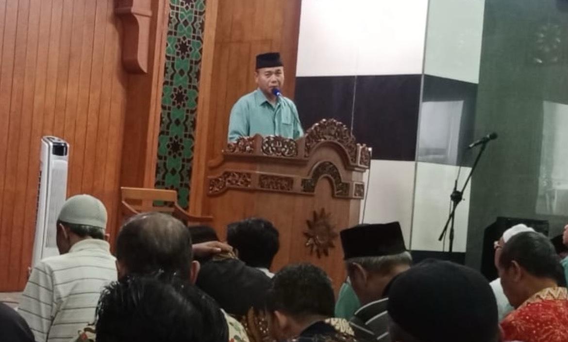 Ustadz Mukri menyampaikan kultum tentang cara bangkit dari kegagalan dalam Islam di Masjid At Taqwa PDM Kota Semarang.