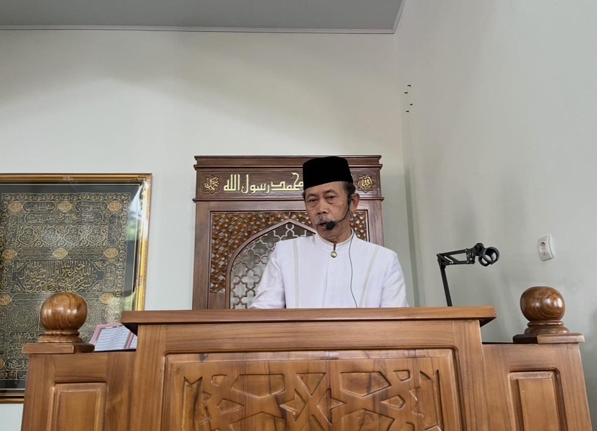 Imam Sumarno memberikan Khutbah Jumat tentang Kesehatan Mental Spiritual di Masjid At-Taqwa Ngaliyan.