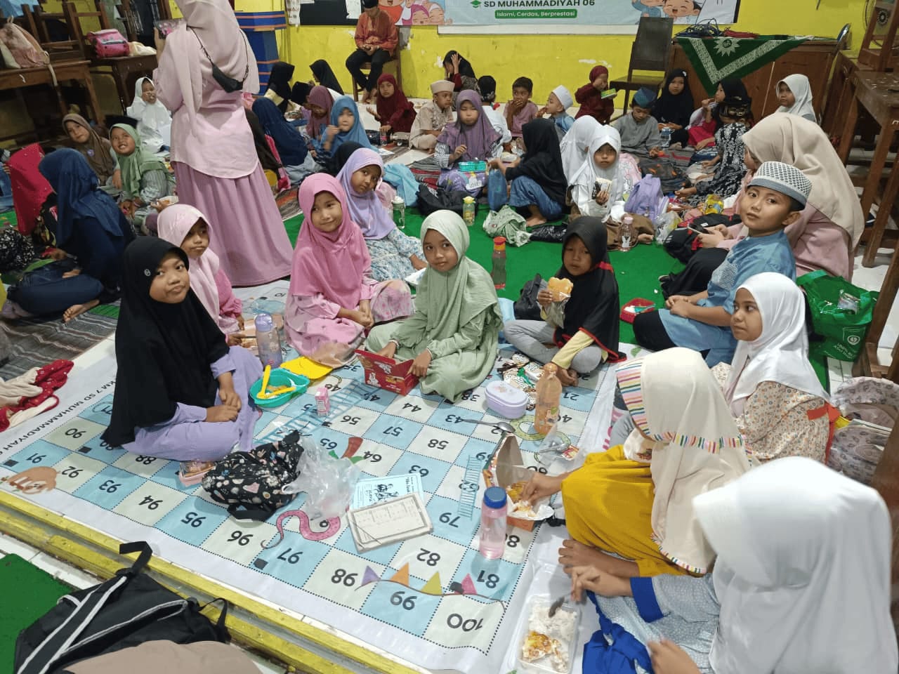 Siswa SD Muhammadiyah 06 Semarang duduk melingkar saat kegiatan MABIT Makna Shalat dalam peringatan Isra Mi’raj 2026.
