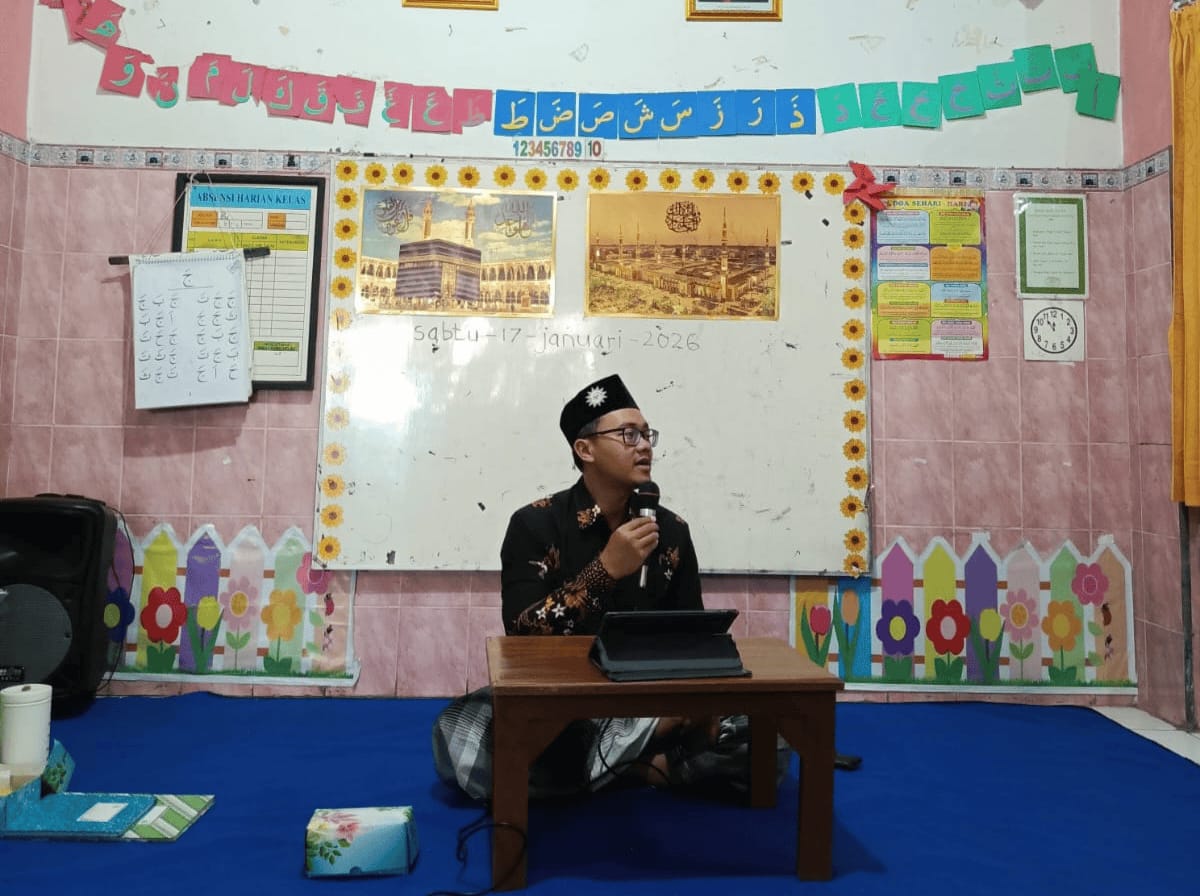 Ustadz Raad Noor Fattah memberikan materi kajian perbaikan kualitas shalat sebagai spiritual healing di PRM Pandean Lamper Semarang.