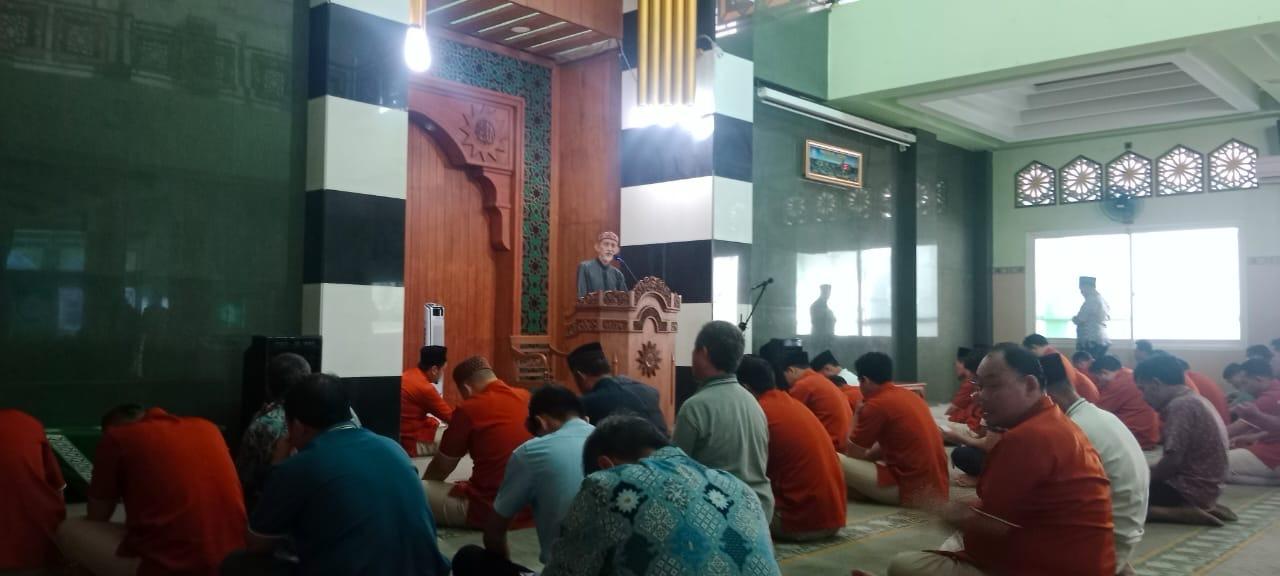 H. Gunarto Muchsin menyampaikan ceramah tentang kesehatan mental islami di hadapan jamaah Masjid At Taqwa PDM Kota Semarang.