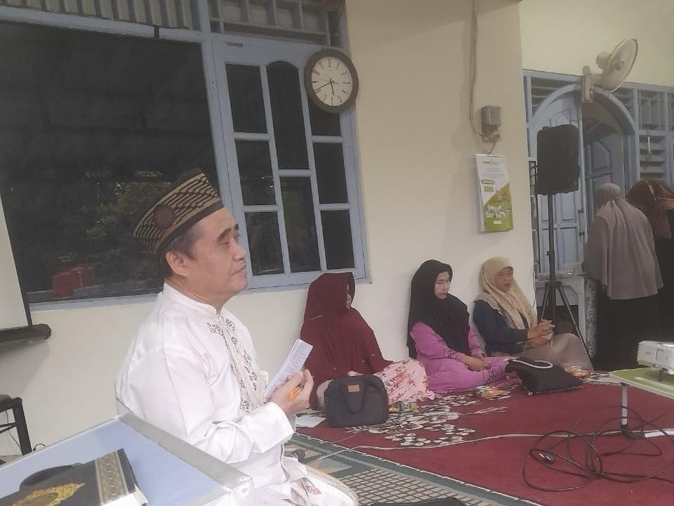Ketua PWM Jateng Ahmad Tafsir memberikan tausiyah tentang pemberdayaan umat dalam Pengajian Senin Sore Muhammadiyah Sukorejo.