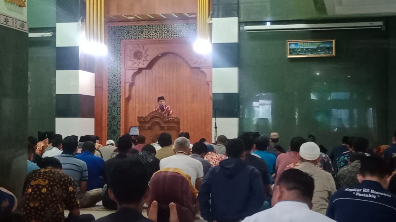 Suasana dalam Masjid At Taqwa PDM Kota Semarang yang dipenuhi jamaah pria mengenakan batik dan koko. Terlihat khatib Ustadz Prof. Dr. KH. Masrukhi, M.Pd., berdiri di atas mimbar kayu berwarna cokelat yang megah, memberikan pesan khutbah Jumat mengenai persiapan spiritual bulan Sya'ban