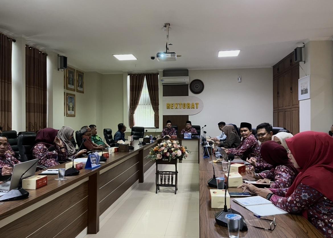 Suasana rapat koordinasi panitia Rakornas LDK Muhammadiyah di ruang rektorat UNIMUS Semarang untuk persiapan agenda dakwah inklusif 2026.