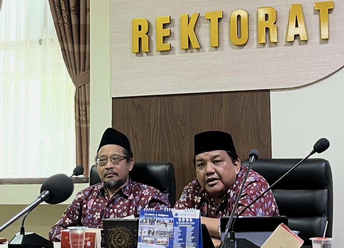 Dua pimpinan LDK Muhammadiyah sedang memberikan keterangan pers terkait Rakornas LDK 2026 dan penganugerahan bagi da'i komunitas di ruang Rektorat UNIMUS.