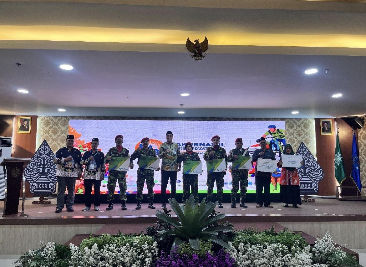 Penyerahan mock up santunan BPJS Ketenagakerjaan Relawan kepada Kokam dan ahli waris dalam Rakornas LDK Muhammadiyah 2026 di UNIMUS Semarang.