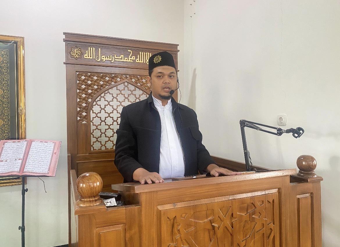 Ustadz Amiril Edi Pranomo saat menyampaikan khutbah Jumat tentang cara bersyukur kepada Allah di Masjid At-Taqwa Ngaliyan Semarang.