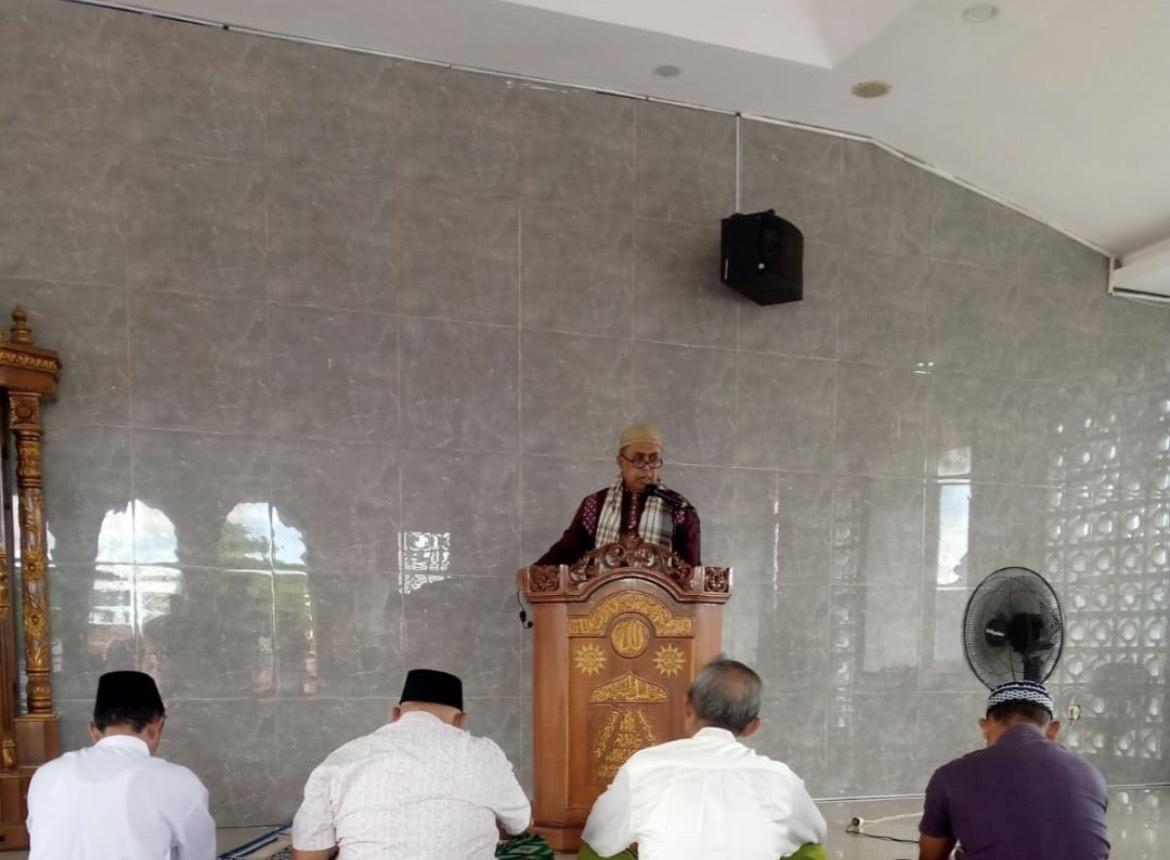 Dr. H. Umar Ma’ruf sedang menyampaikan khutbah Jumat di Masjid At Taqwa Pedurungan Lor tentang cara berkomentar bijak di media sosial.