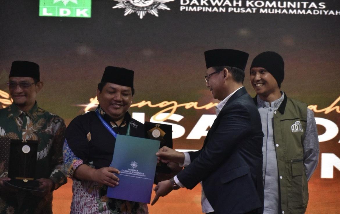 Penyerahan penghargaan Dai Inspiratif kepada AM Jumai oleh Ketua Umum PP Muhammadiyah Haedar Nashir dalam acara Rakornas LDK Muhammadiyah 2026 di Semarang.
