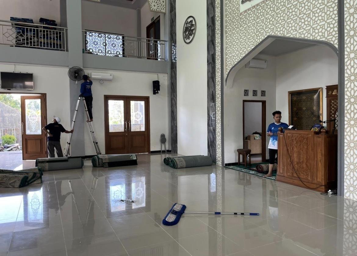 Relawan PRM Bringin sedang membersihkan kipas angin dan lantai Masjid At-Taqwa Wates Ngaliyan Semarang menjelang Ramadan 2026.