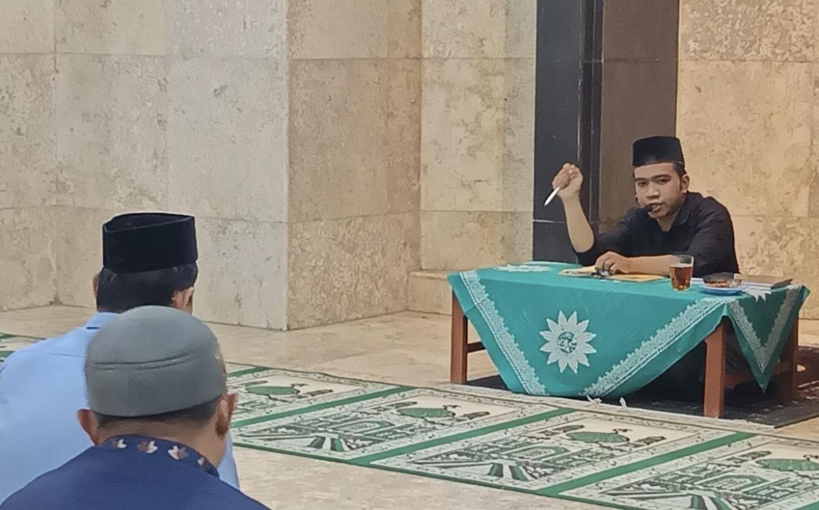 Ustadz Muhammad Burhan saat menyampaikan kajian fikih muamalah kontemporer tentang cara mengelola aset dan solusi gagal bayar utang di Masjid Al Muhajirin Semarang.