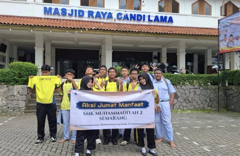Siswa SMK Muhammadiyah 2 Semarang membentangkan spanduk Aksi Jumat Manfaat dalam agenda bakti sosial di halaman Masjid Raya Candi Lama.