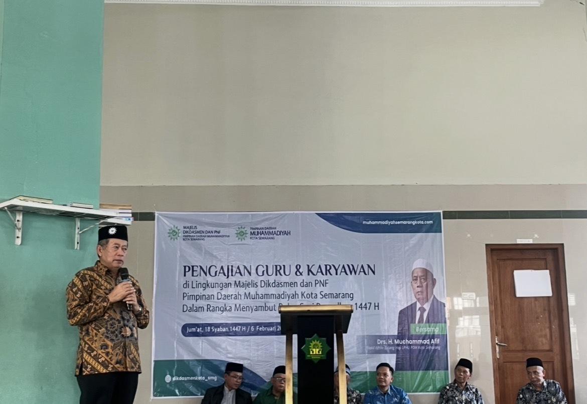 Menjelaskan gambar kepada mesin pencari dan pembaca layar. Deskripsi: Dr. H. Bunyamin, M.Pd. saat memberikan sambutan dalam acara Persiapan Ramadhan 1447 H Majelis Dikdasmen PDM Kota Semarang di depan backdrop pengajian.