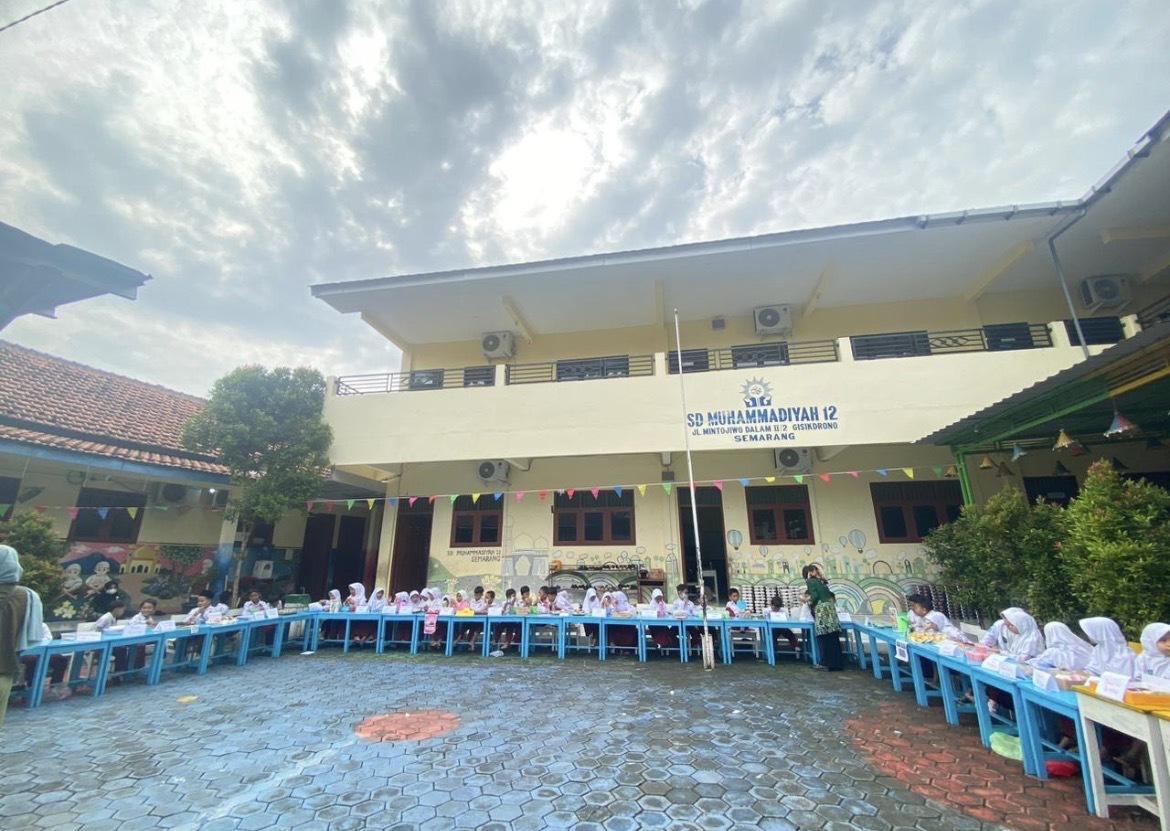 Siswa SD Muhammadiyah 12 Semarang berjajar di lapak Market Day membentuk huruf U untuk belajar wirausaha cilik.