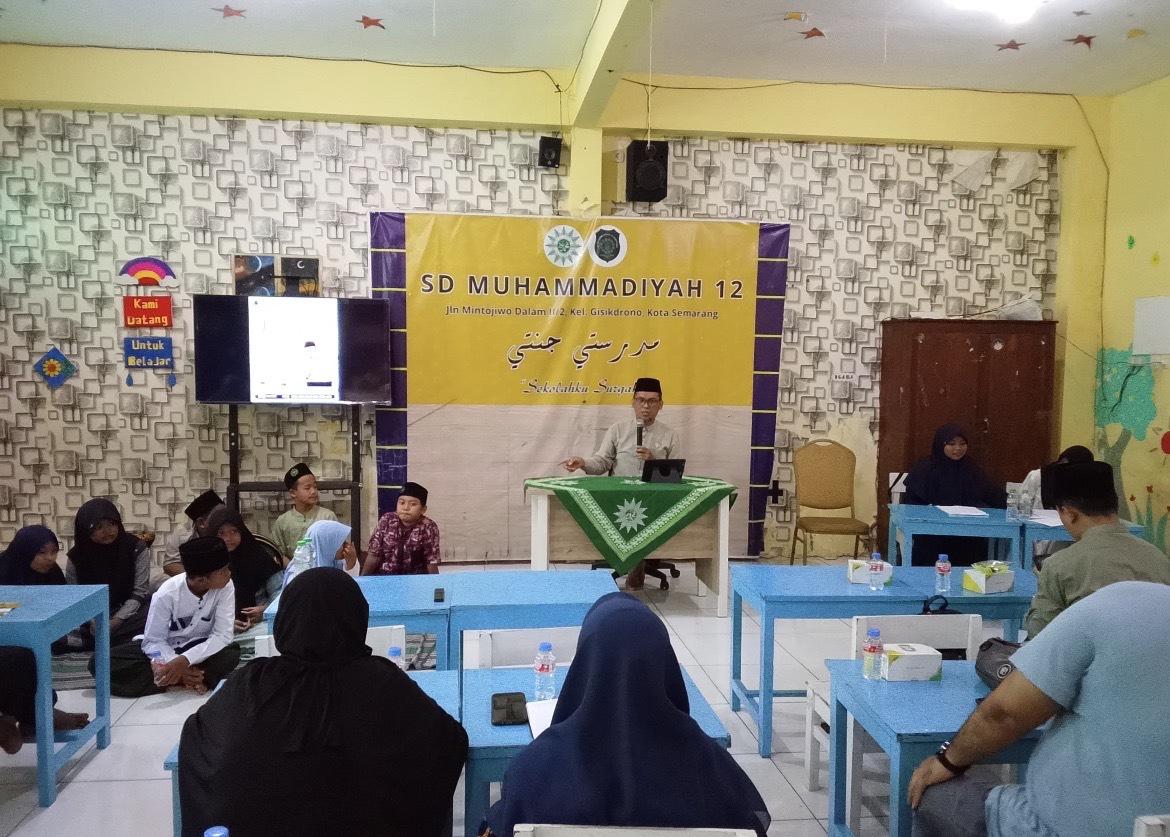 Suasana pengajian parenting Islami di SD Muhammadiyah 12 Semarang yang dihadiri wali murid dan siswa untuk membentuk generasi Rabbani.