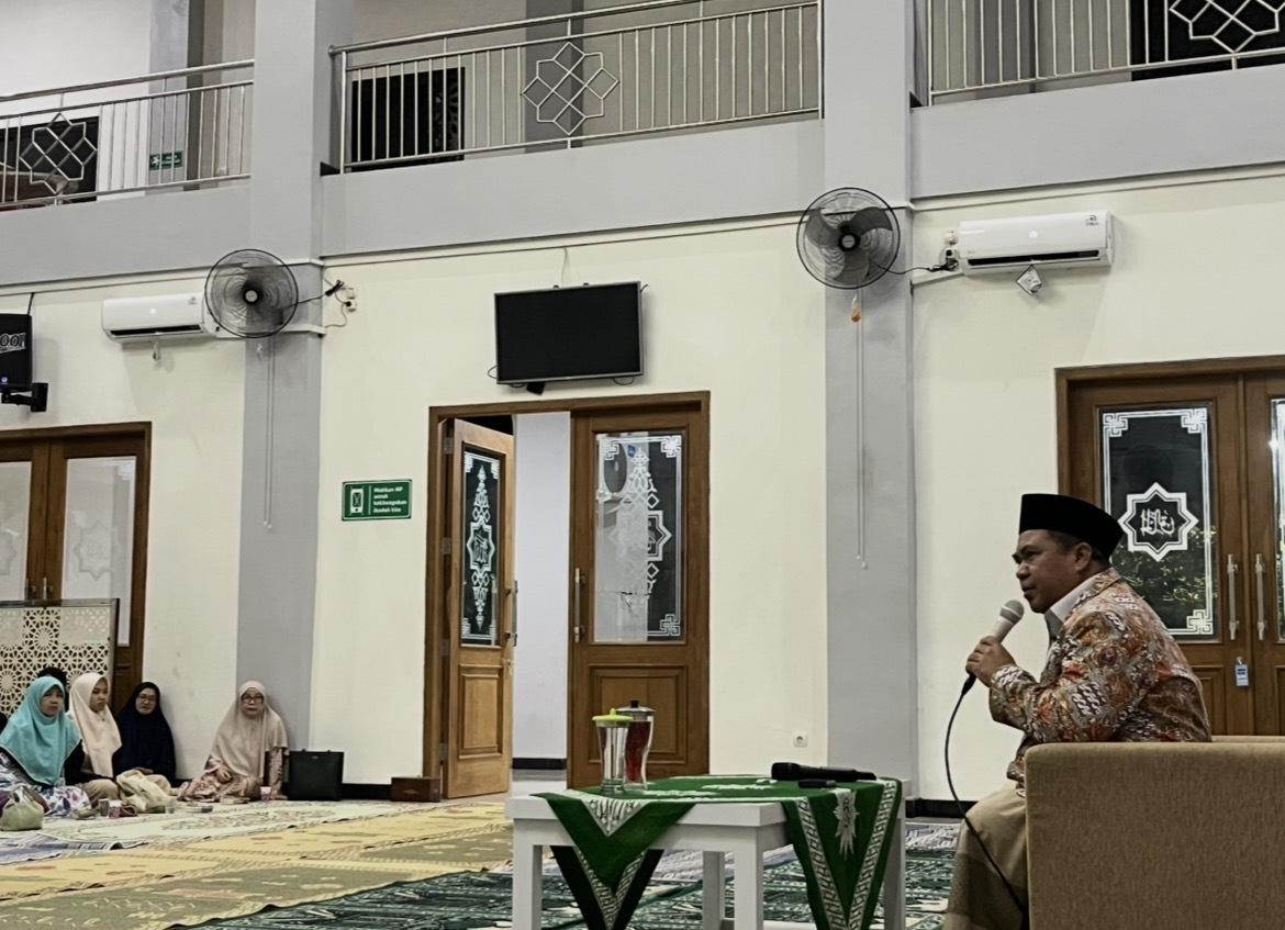 Ust. Dr. H.A. Hasan Asy'ari Ulama'i menyampaikan materi Pengajian Songsong Ramadhan Semarang di Masjid At-Taqwa Wates Ngaliyan sebagai bagian dari Persiapan Bulan Ramadhan.