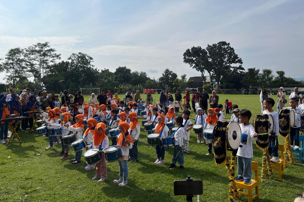 Gak Ada Lawan! Serunya PCM Banyumanik Guncang Jalanan Lewat Konvoi & Drumband Cilik
