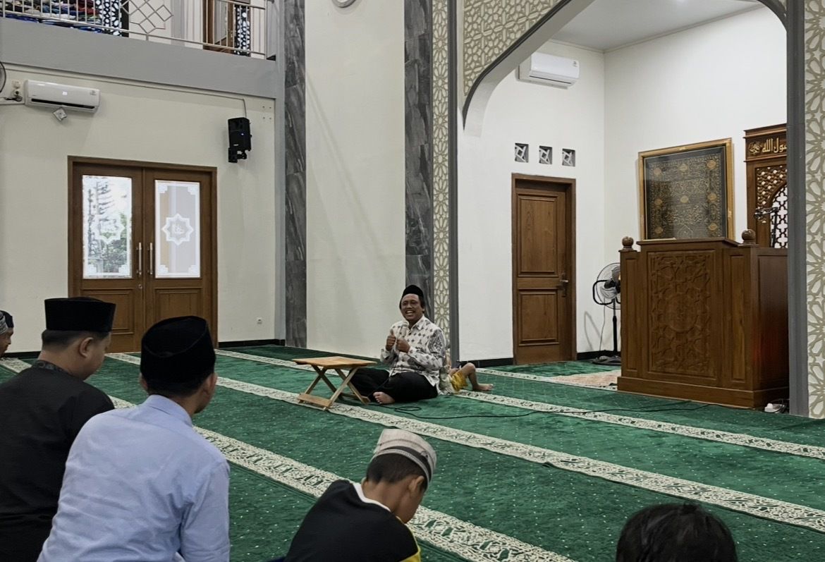 Prof. Ahwan Fanani menyampaikan kajian hikmah puasa Ramadhan dan cara mendekatkan diri kepada Allah di Masjid At-Taqwa Ngaliyan Wates.