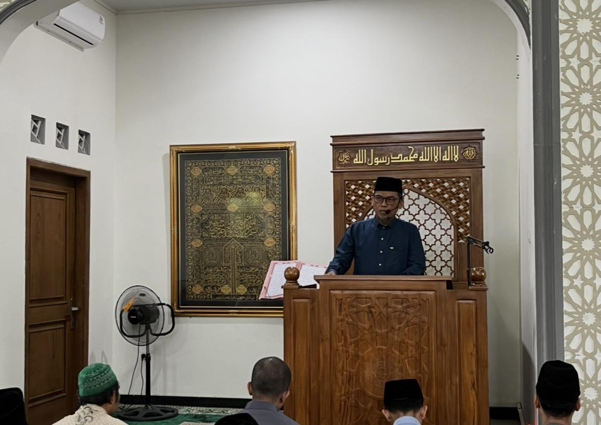 Ustaz Kholid Winandar memberikan khutbah Jumat di Masjid At Taqwa Ngaliyan tentang penyebab puasa tidak diterima.