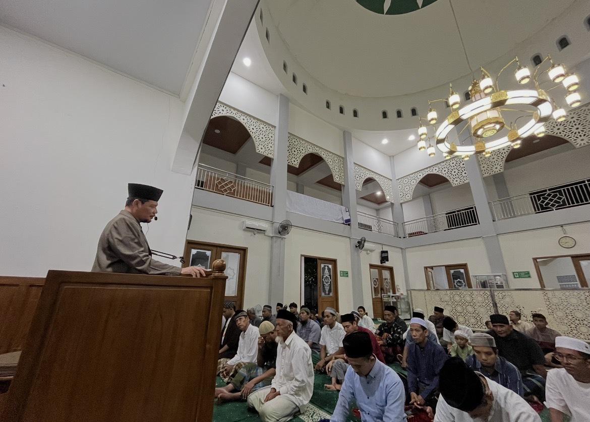 Dr. KH. Fachrur Rozi M.Ag memaparkan ciri-ciri orang bertakwa dalam Kajian Ramadan 2026 di Masjid At Taqwa Ngaliyan.