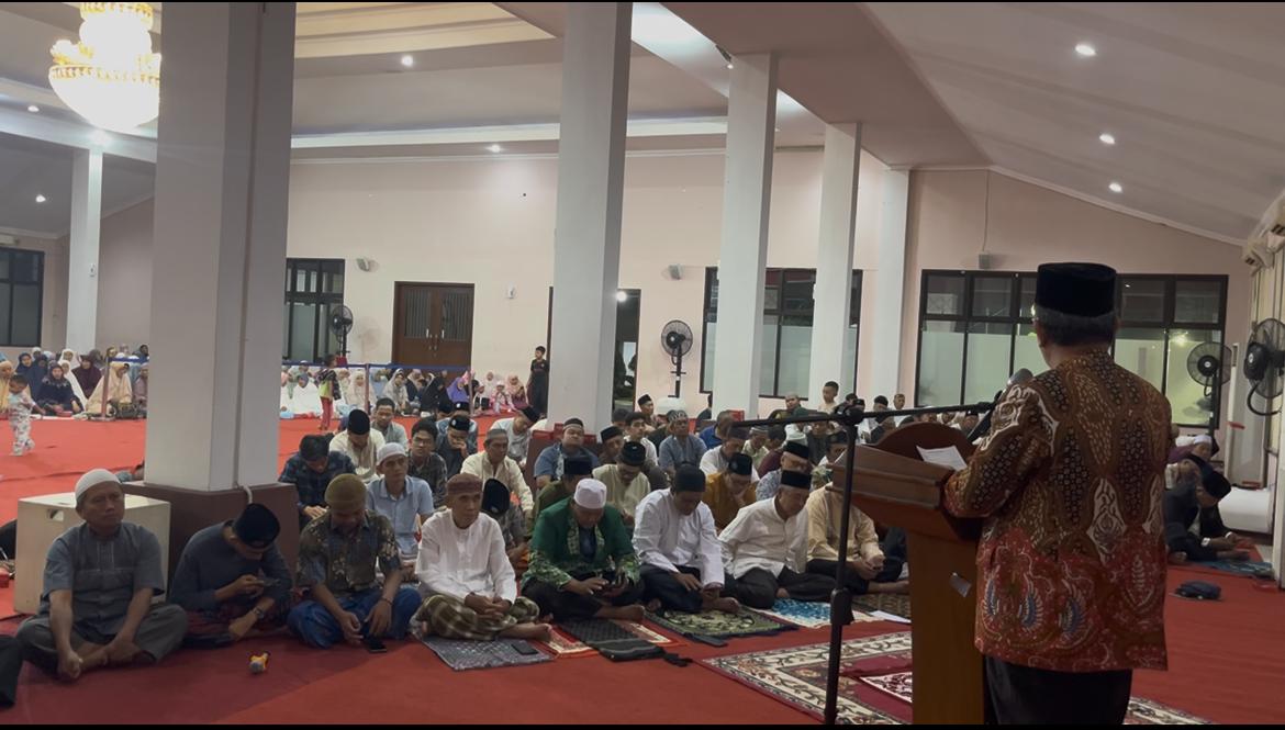 Foto suasana ratusan jamaah pria dan wanita mengenakan pakaian muslim, duduk bersila di atas karpet merah di dalam aula besar Rumah Dinas Walikota Semarang. Di bagian depan, tampak seorang penceramah mengenakan batik cokelat dan peci hitam sedang memberikan tausiyah di balik podium kayu.