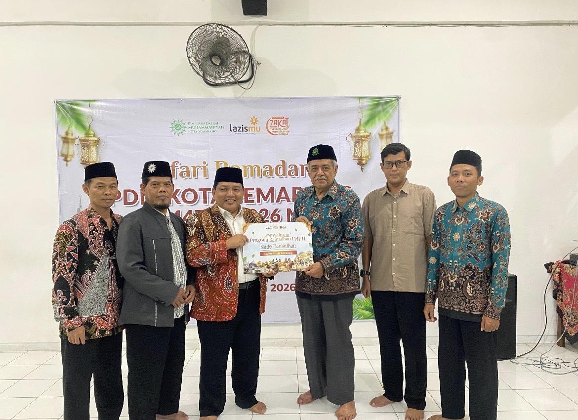 Pimpinan Daerah Muhammadiyah PDM Kota Semarang menyerahkan simbolis bantuan Kado Ramadhan 2026 dalam acara Turba di Semarang Barat.