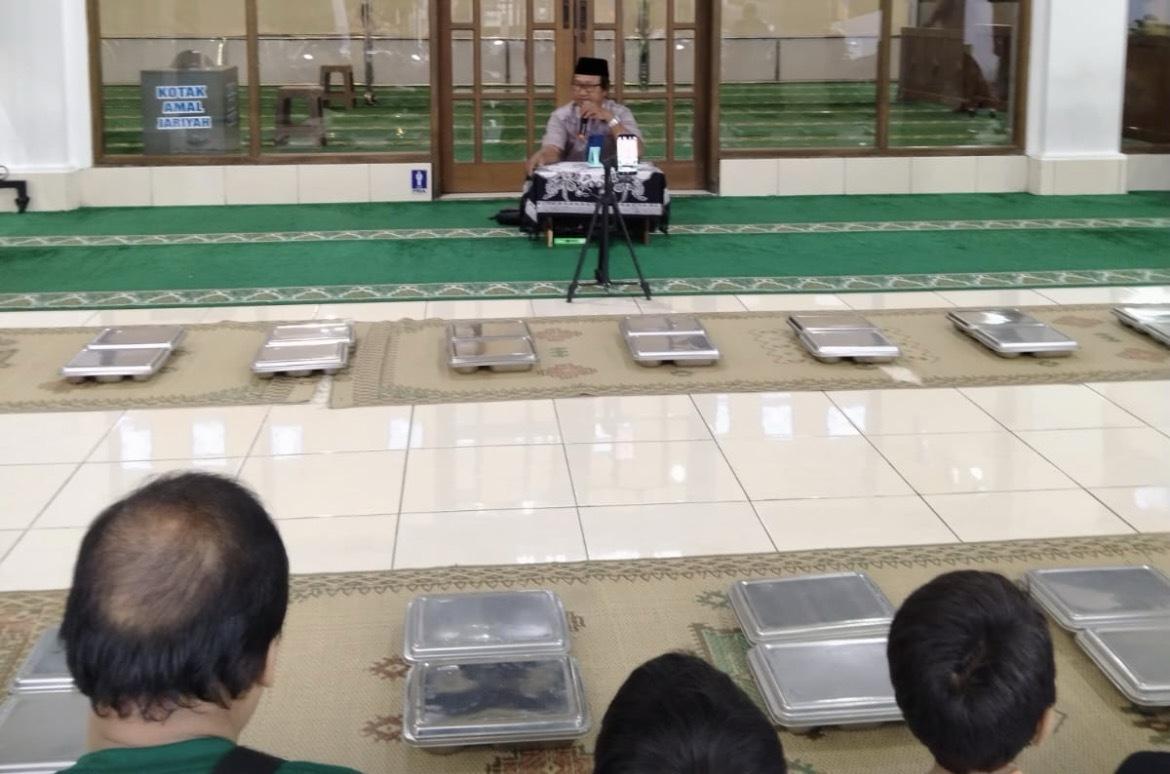 Jamaah mendengarkan kajian cara menjaga pahala puasa di depan deretan ompreng buka puasa di Masjid Raya Candi Lama Semarang.