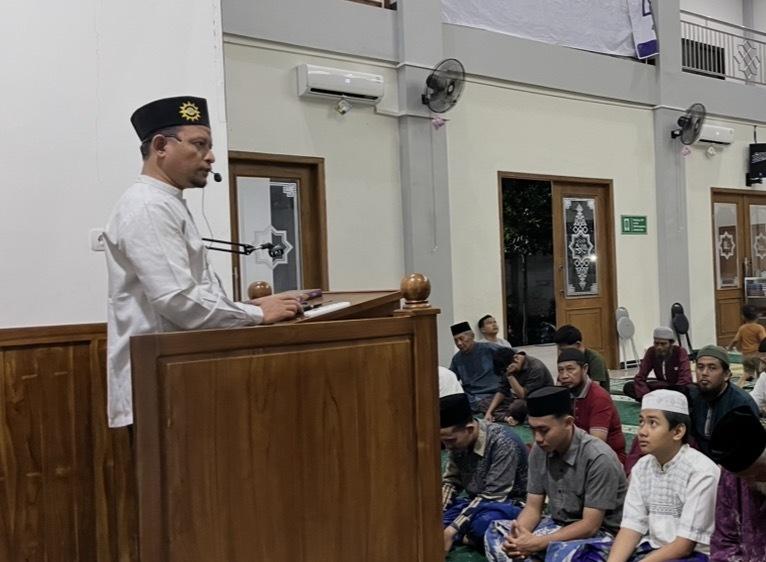 Ustaz Pujiyanto S.Pd.I menyampaikan Kultum Ramadhan tentang cara meraih Jiwa yang Tenang di hadapan jamaah Masjid At-Taqwa Ngaliyan.