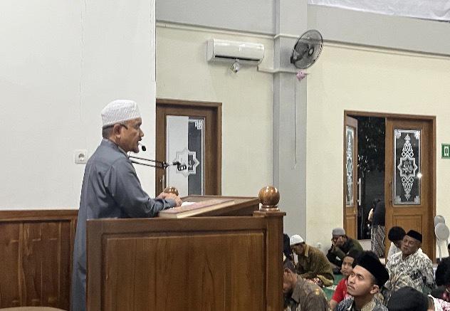 Ustaz Nurbini menyampaikan kultum tarawih tentang Keutamaan Puasa Ramadan di hadapan jemaah Masjid At Taqwa Ngaliyan Semarang.