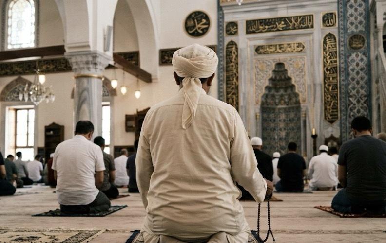 Suasana khusyuk jamaah pria melakukan muhasabah diri dan zikir di dalam masjid saat malam Ramadhan bulan ampunan.