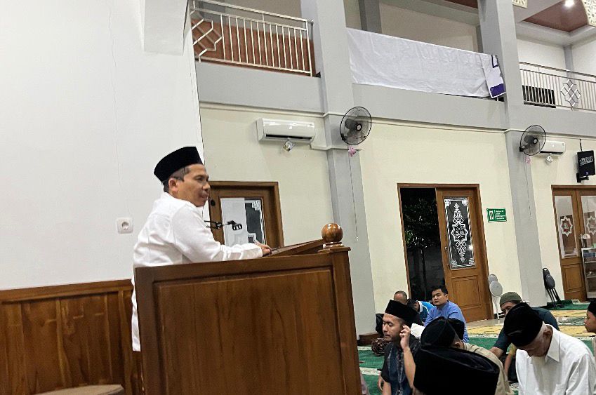 Dr. Shofa Muthohar, M.Ag. sedang menyampaikan kultum tarawih tentang doa di bulan Ramadan di atas mimbar Masjid At Taqwa Ngaliyan Wates.